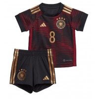 Tyskland Leon Goretzka #8 Bortaställ Barn VM 2022 Korta ärmar (+ Korta byxor)